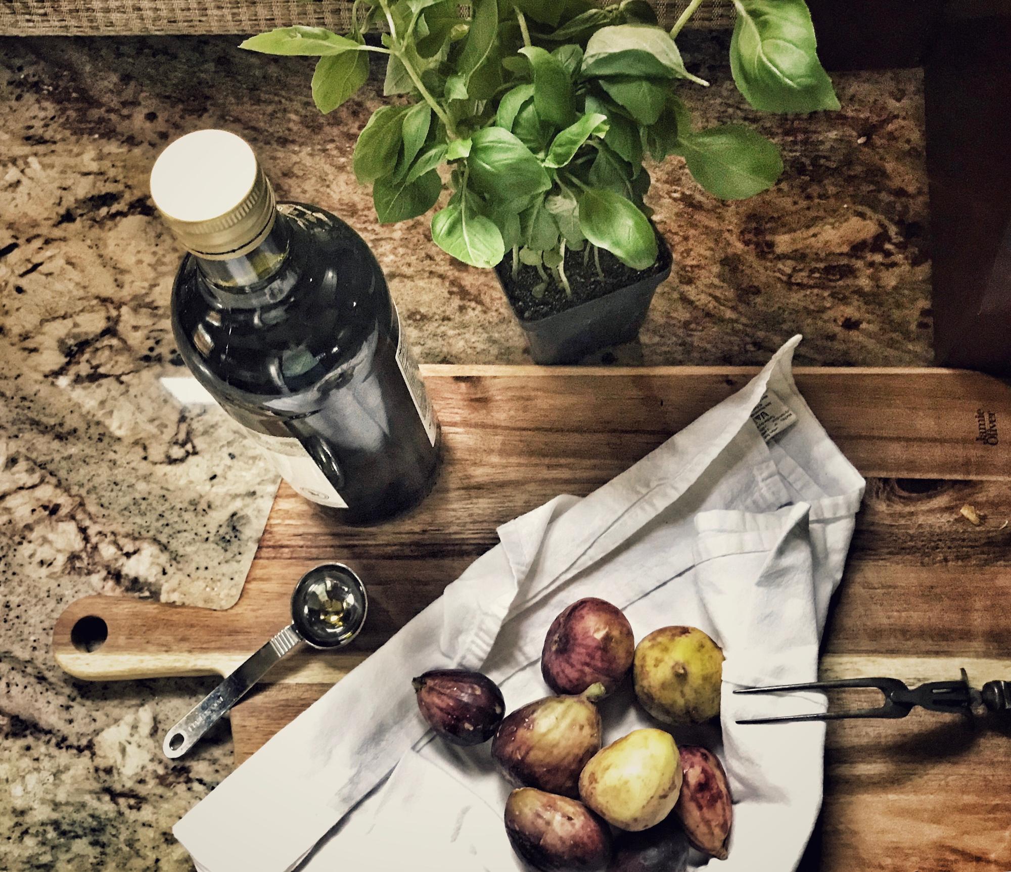 Tavolo con ingredienti locali